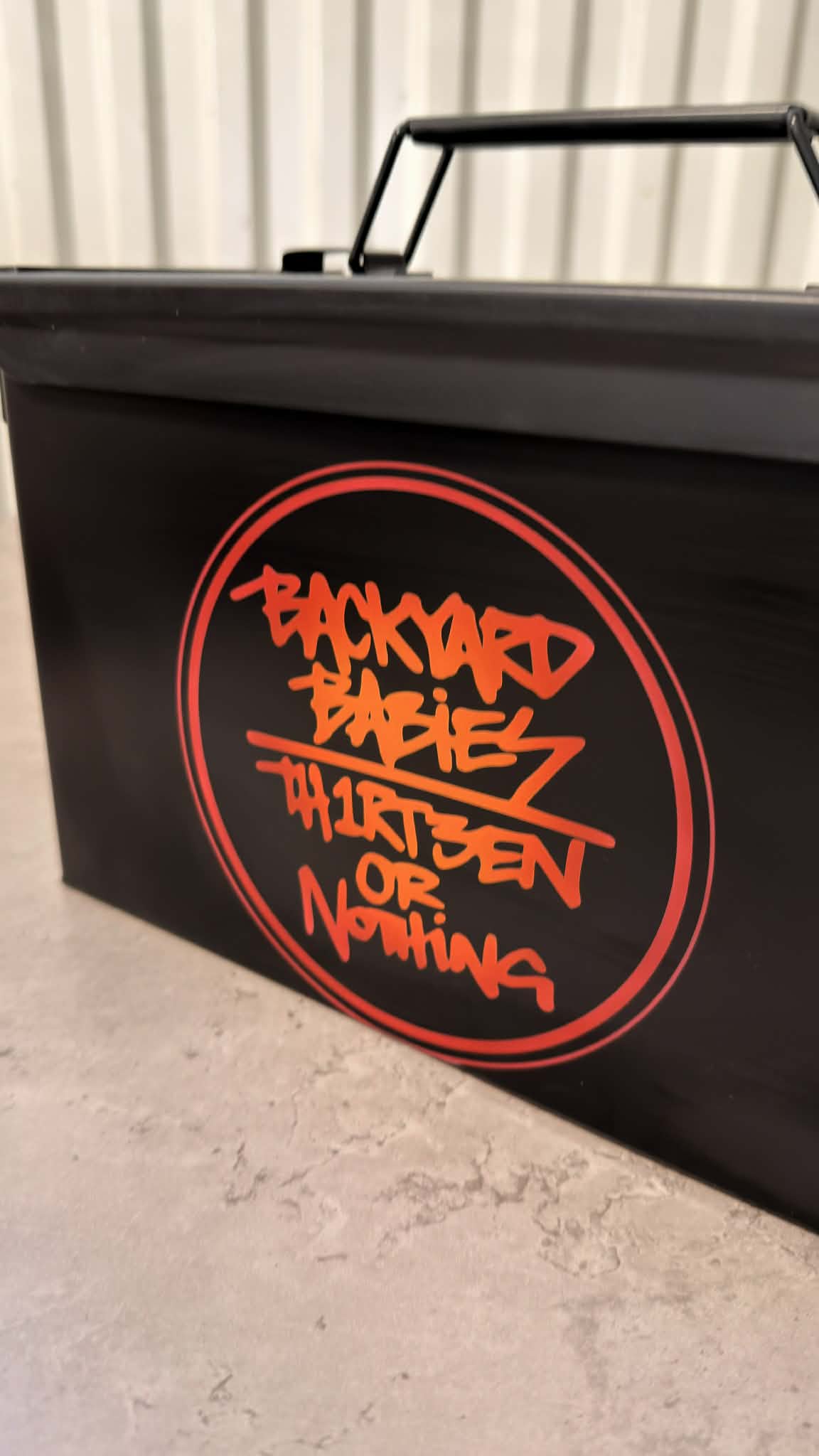 Ammunitionslåda från DRH Customs formad som en vinbox med Backyard Babies-motiv, robust trädesign och vintage stil.