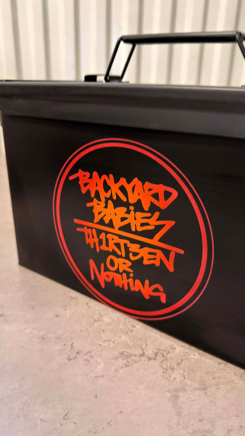 Ammunitionslåda från DRH Customs formad som en vinbox med Backyard Babies-motiv, robust trädesign och vintage stil.