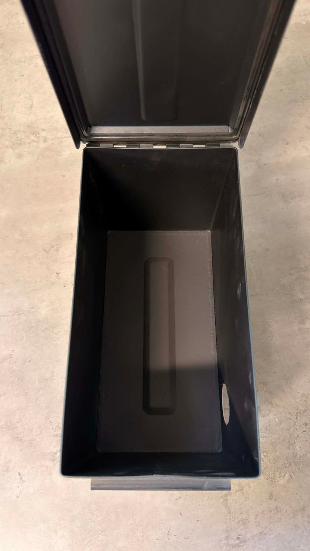 Ammunitionslåda i metall med vinboxdesign från DRH Customs, robust och dekorativ för förvaring eller samling.