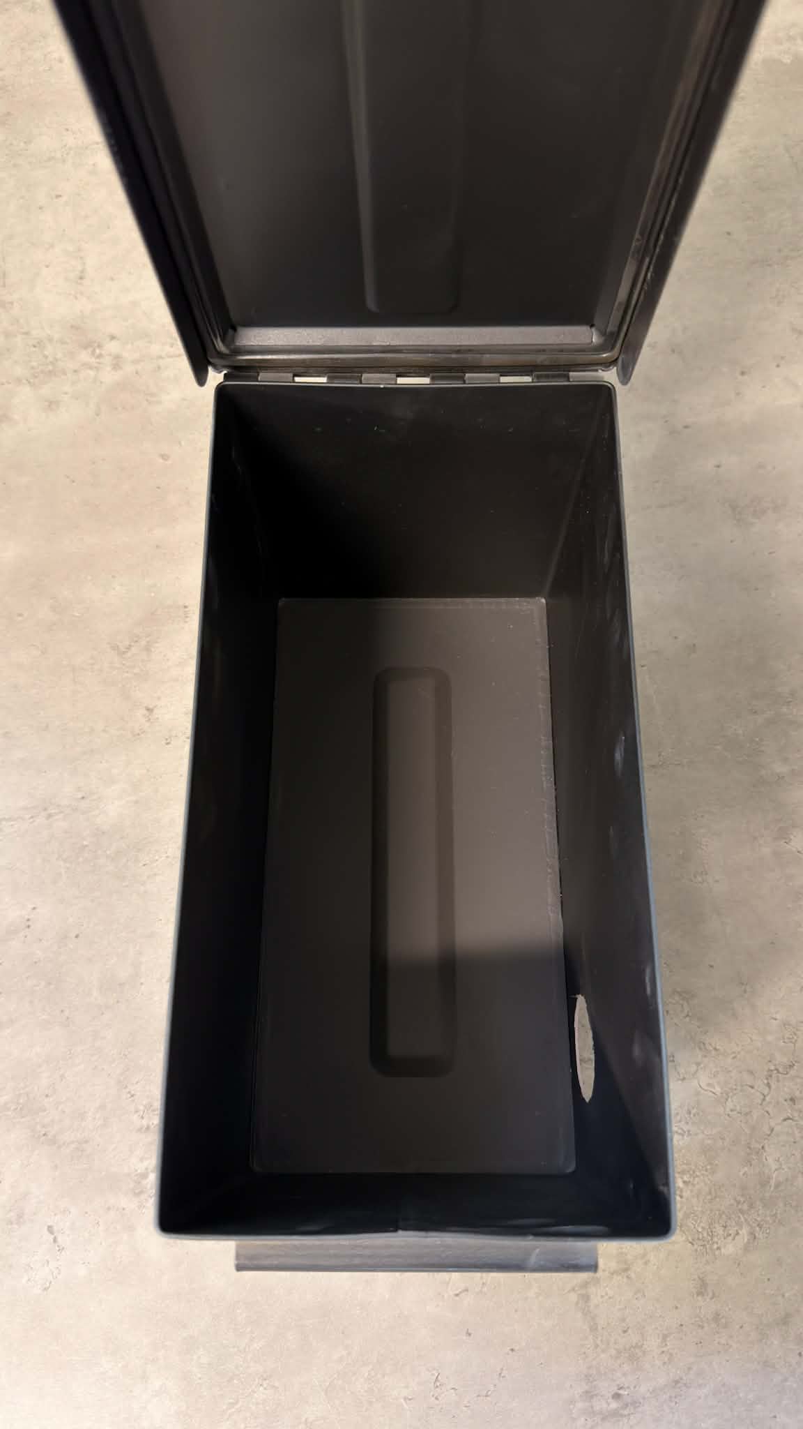 Ammunitionslåda i metall med vinboxdesign från DRH Customs, robust och dekorativ för förvaring eller samling.