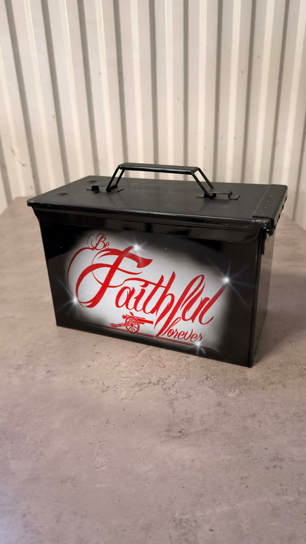 DRH Customs ammunitionslåda och ölbox i metall, robust och praktisk för förvaring av ammunition och drycker.