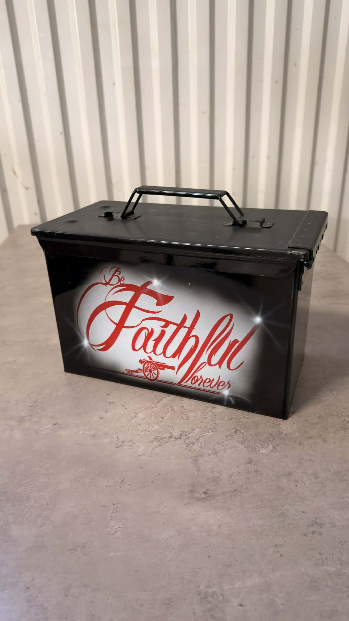 DRH Customs ammunitionslåda och ölbox i metall, robust och praktisk för förvaring av ammunition och drycker.
