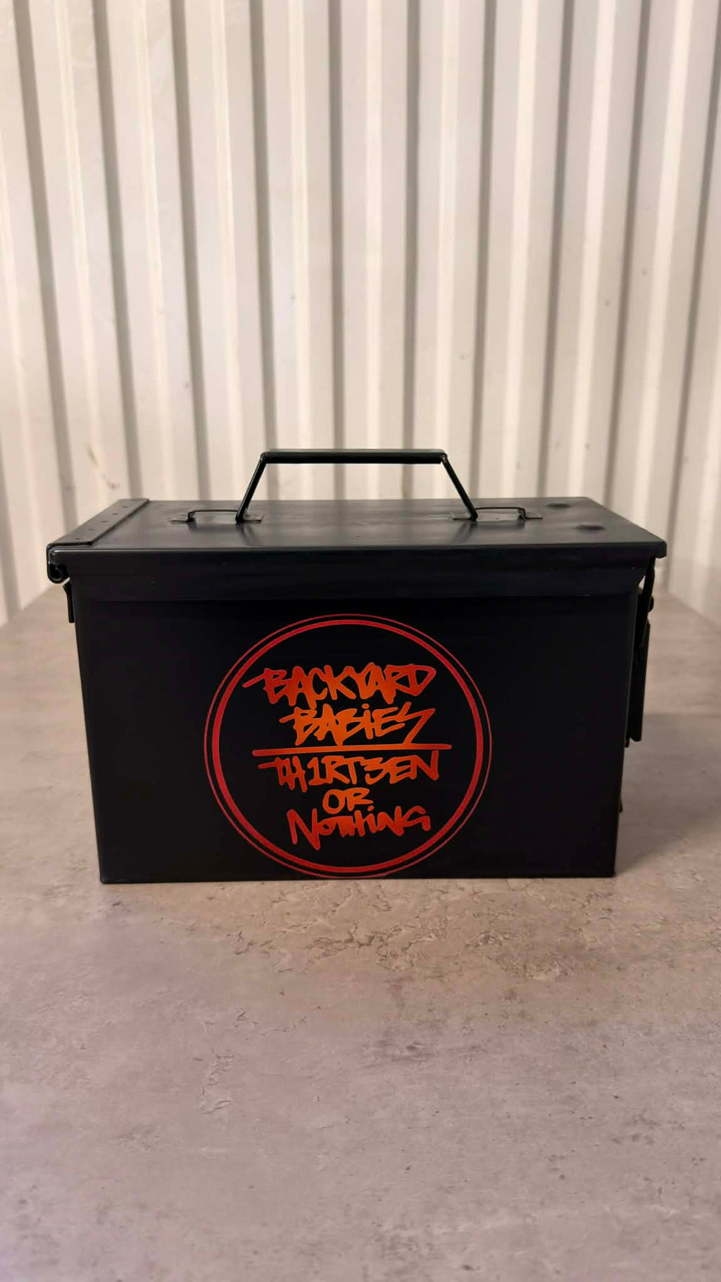 Ammunitionslåda i metall med vinylvinjett, designad som en vinbox, från DRH Customs med Backyard Babies motiv.