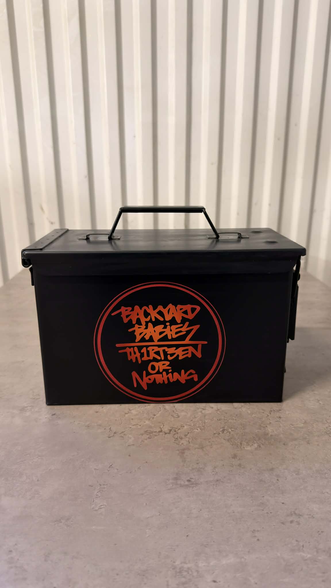 Ammunitionslåda i metall med vinylvinjett, designad som en vinbox, från DRH Customs med Backyard Babies motiv.