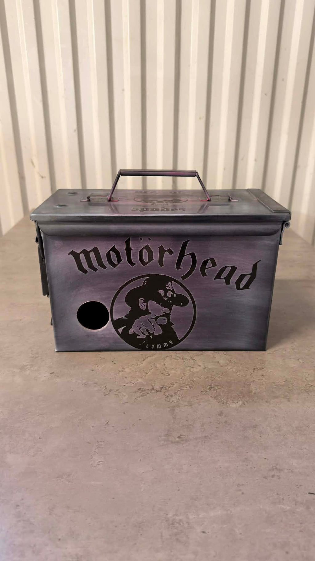 Ammunitionslåda i metall med Vinbox Motörhead-tryck, svart och rustik design, från DRH Customs.