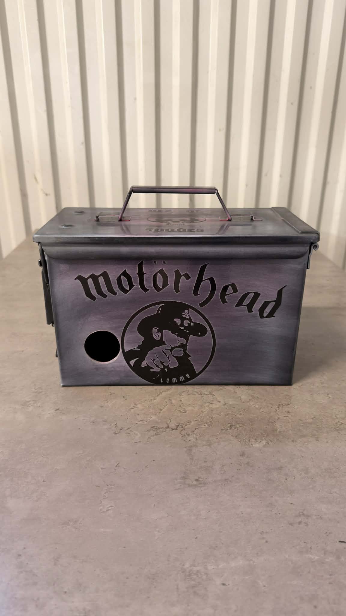 Ammunitionslåda i metall med Vinbox Motörhead-tryck, svart och rustik design, från DRH Customs.