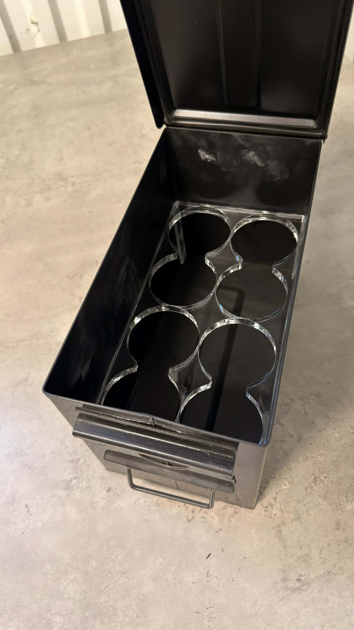 Ammunitionslåda från DRH Customs med Mötley Crue-Design, robust och praktisk ölbox i metall för förvaring.