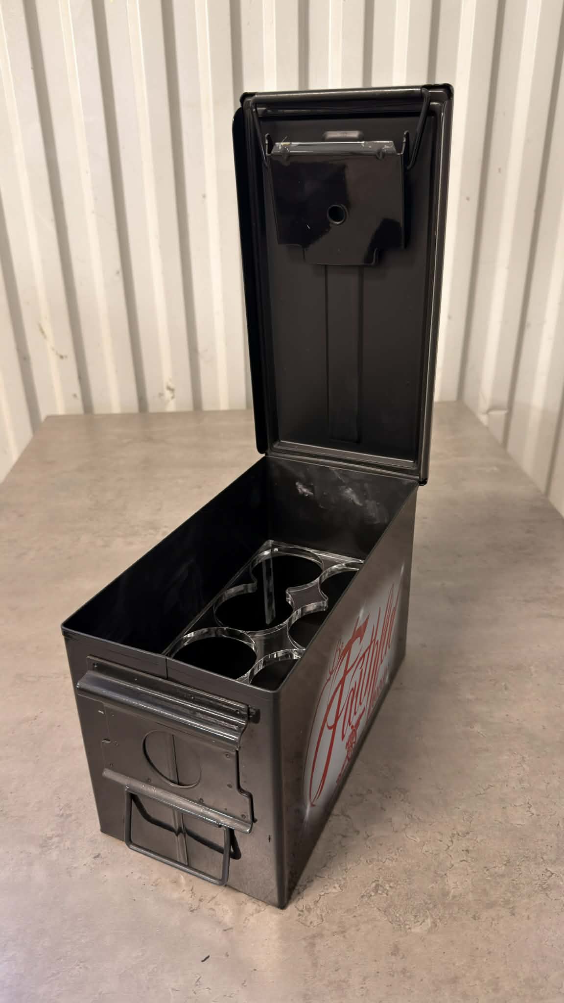 DRH Customs ammunitionslåda och ölbox i metall med handtag och lås, robust design för förvaring och transport.