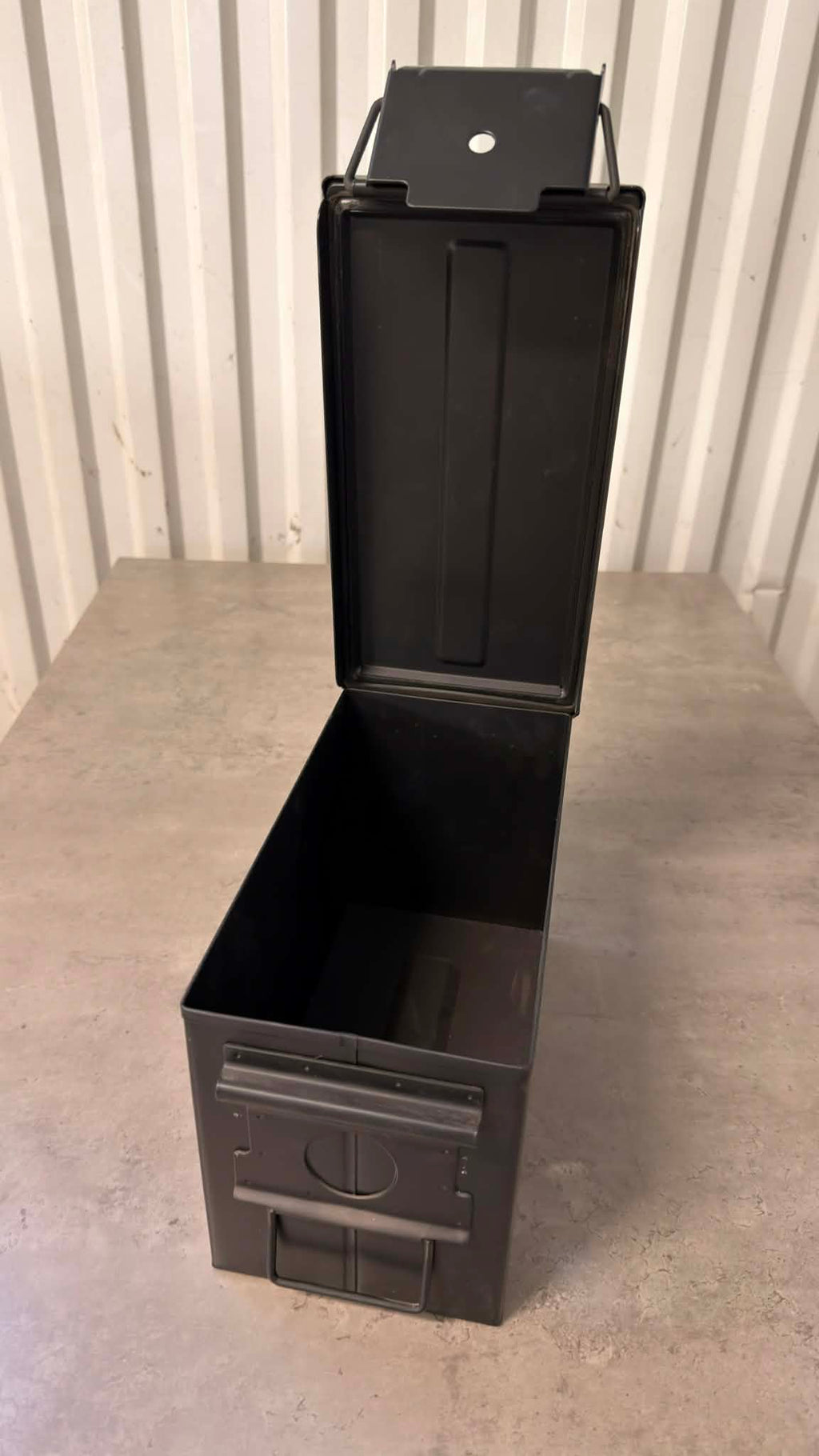 Ammunitionslåda i metall med vinbox från Backyard Babies, designad av DRH Customs, robust och unik för vinförvaring.