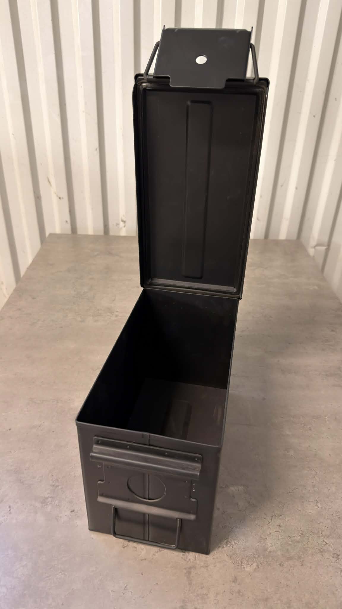 Ammunitionslåda i metall med vinbox från Backyard Babies, designad av DRH Customs, robust och unik för vinförvaring.