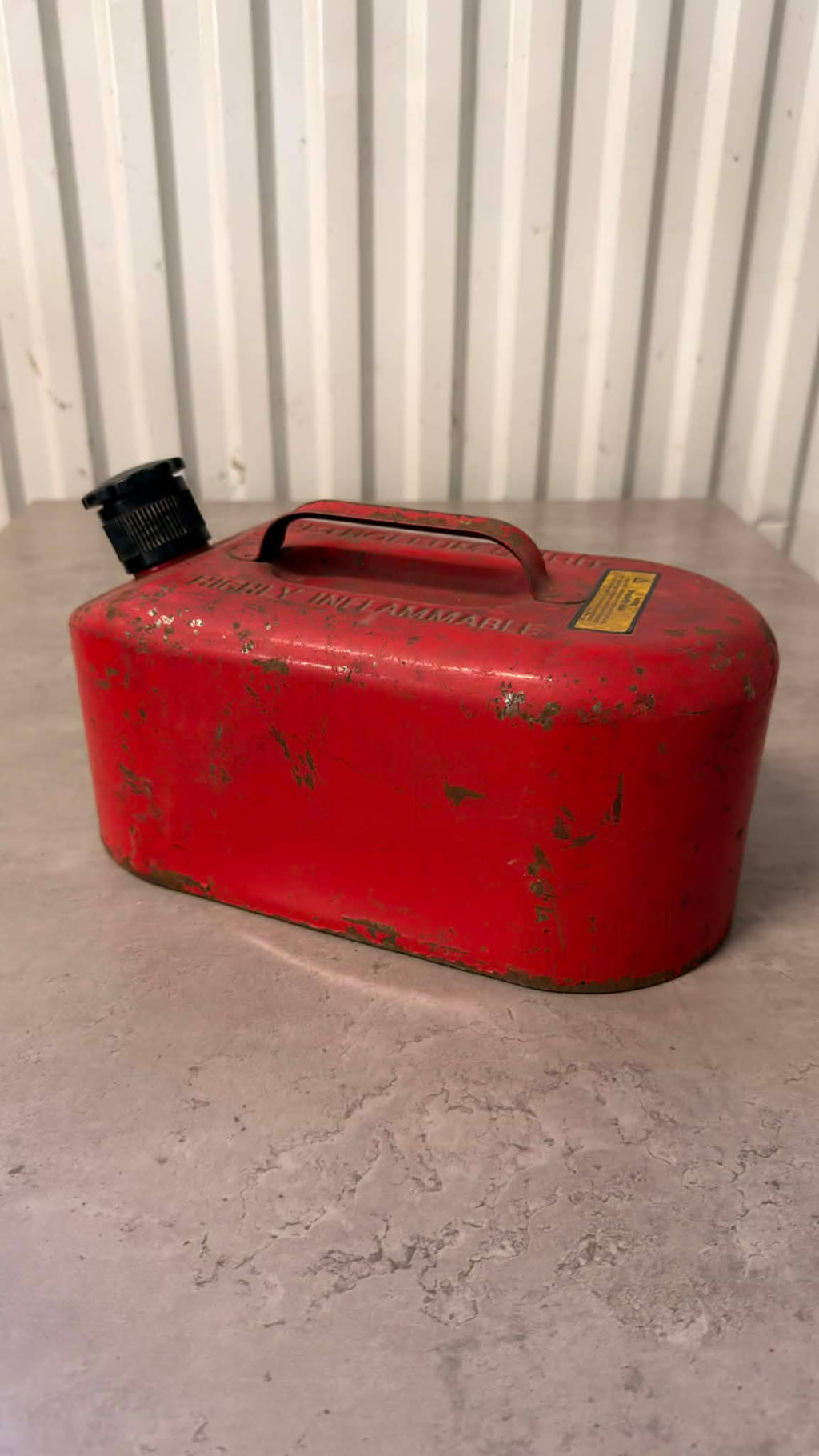 Anpassad bensindunk i metall med unikt design från DRH Customs, visar detaljerad yta och handtag.