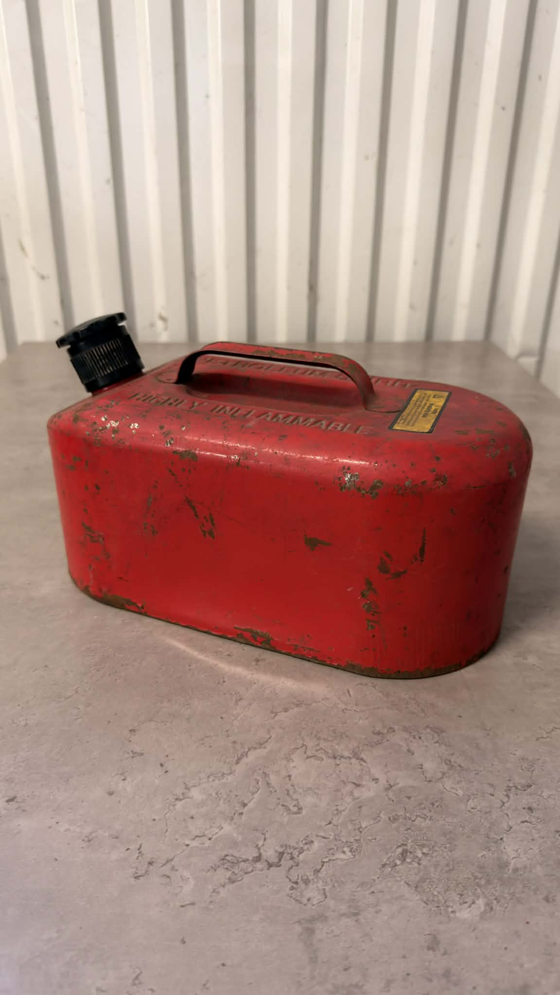 Anpassad bensindunk i metall med unikt design från DRH Customs, visar detaljerad yta och handtag.