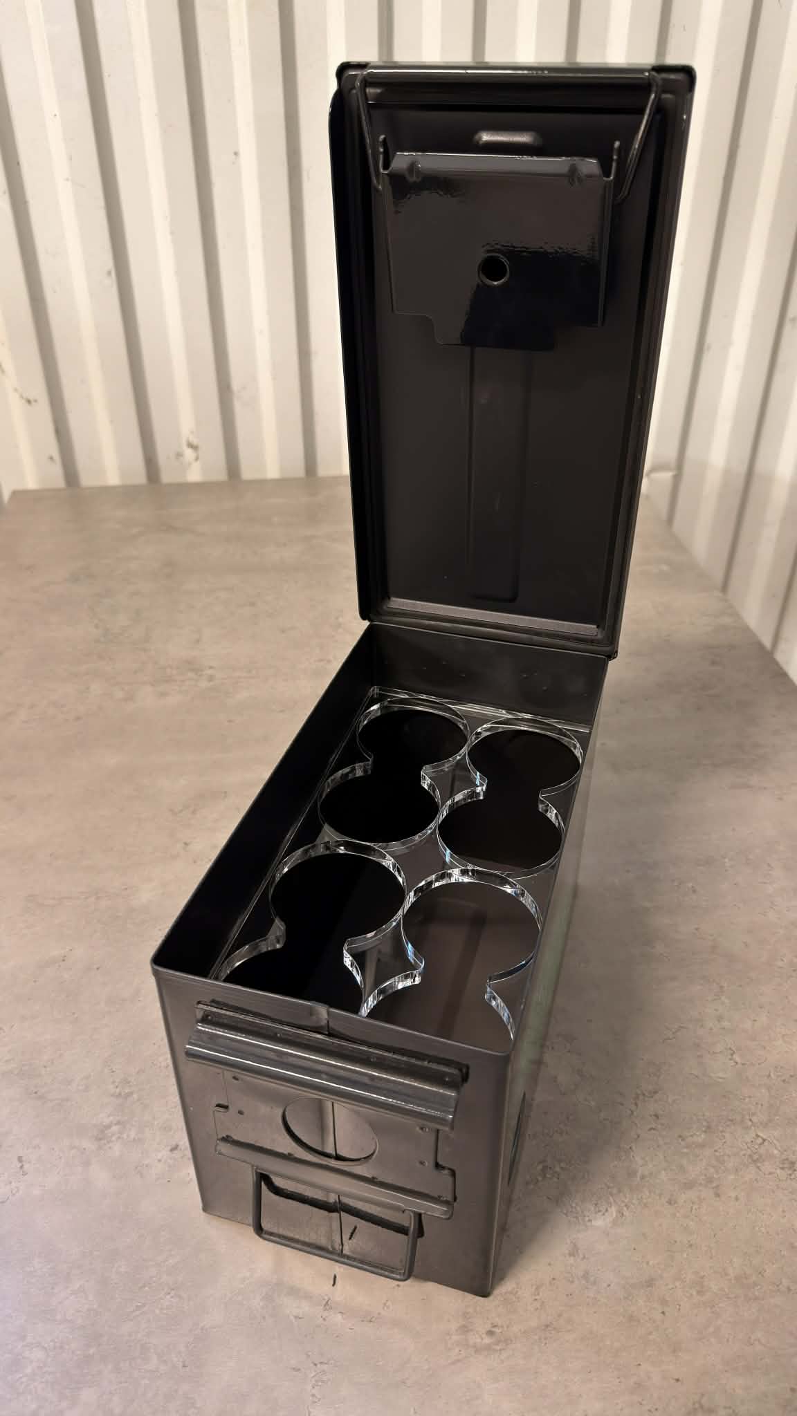 Ammunitionslåda från DRH Customs med Mötley Crue motiv, robust metallbox för förvaring av ammunition och tillbehör.