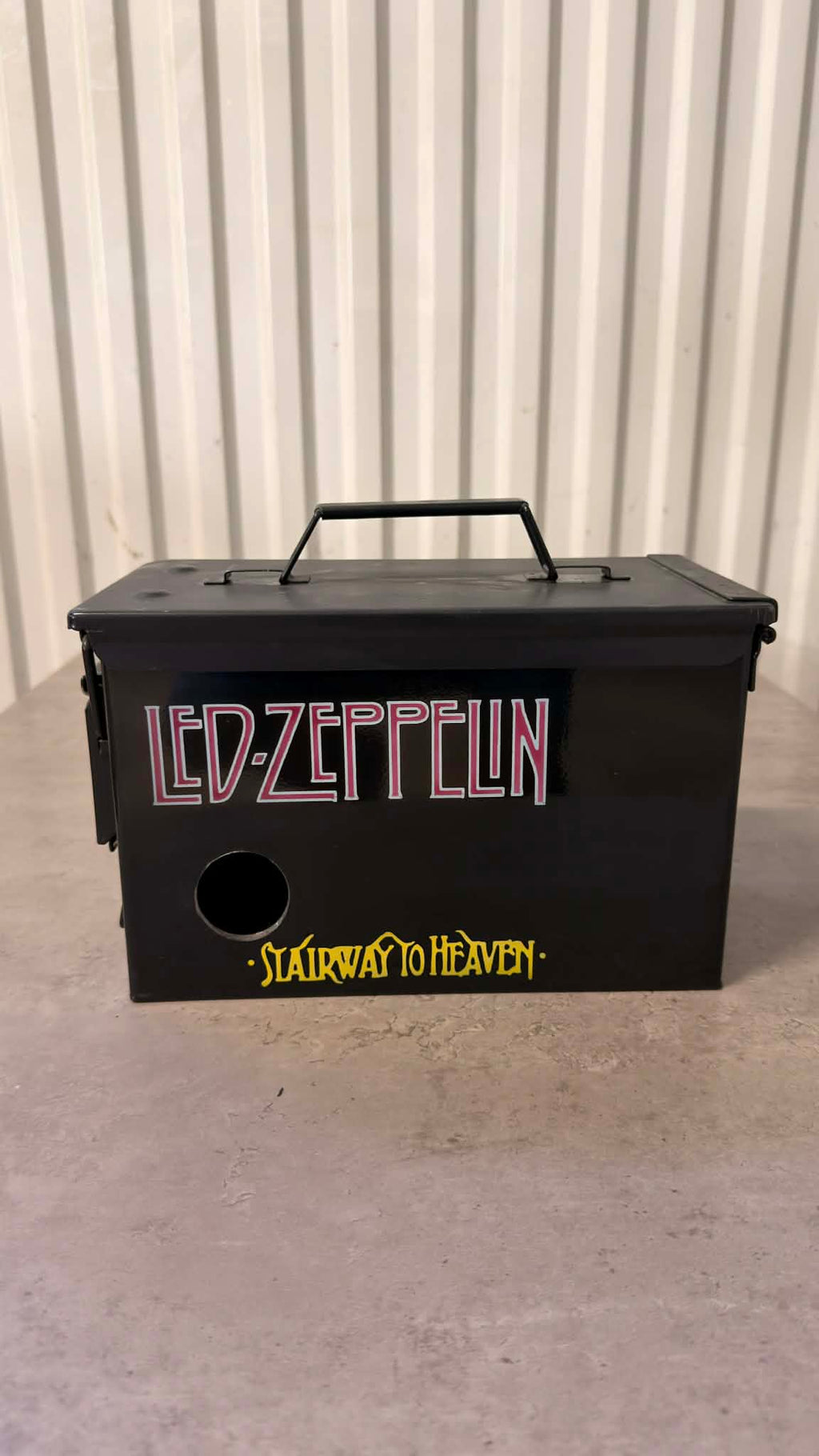 Ammunitionslåda av trä med Led Zeppelin design, från DRH Customs, används som vinbox eller för förvaring.