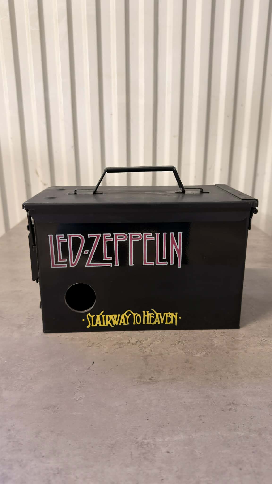 Ammunitionslåda av trä med Led Zeppelin design, från DRH Customs, används som vinbox eller för förvaring.