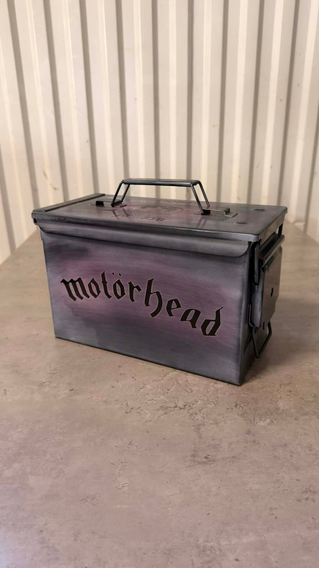 Ammunitionslåda i vinboxstil från DRH Customs med Motörhead-Design, rustik trälook och metalldetaljer.