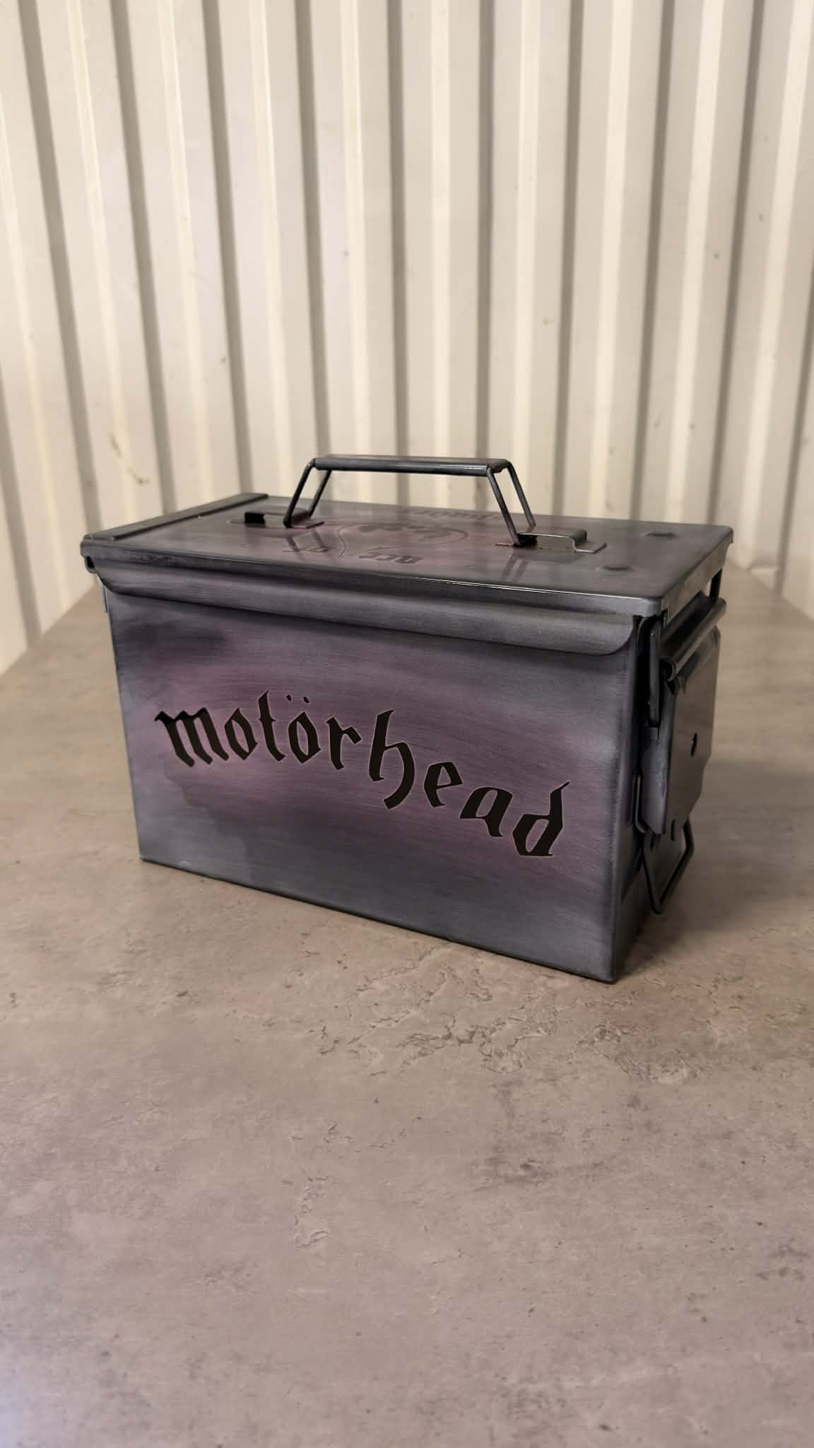 Ammunitionslåda i vinboxstil från DRH Customs med Motörhead-Design, rustik trälook och metalldetaljer.