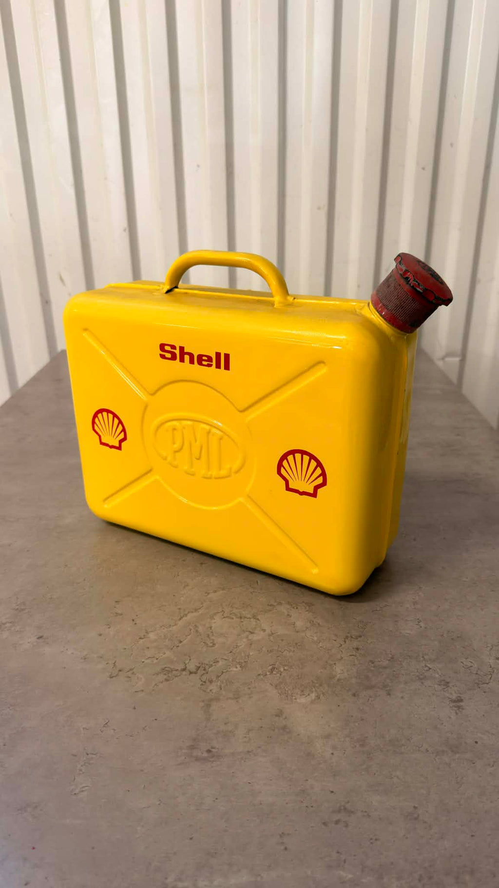 Bensindunk i plast från Shell, av märket DRH Customs, visar dunkens öppning och handtag.