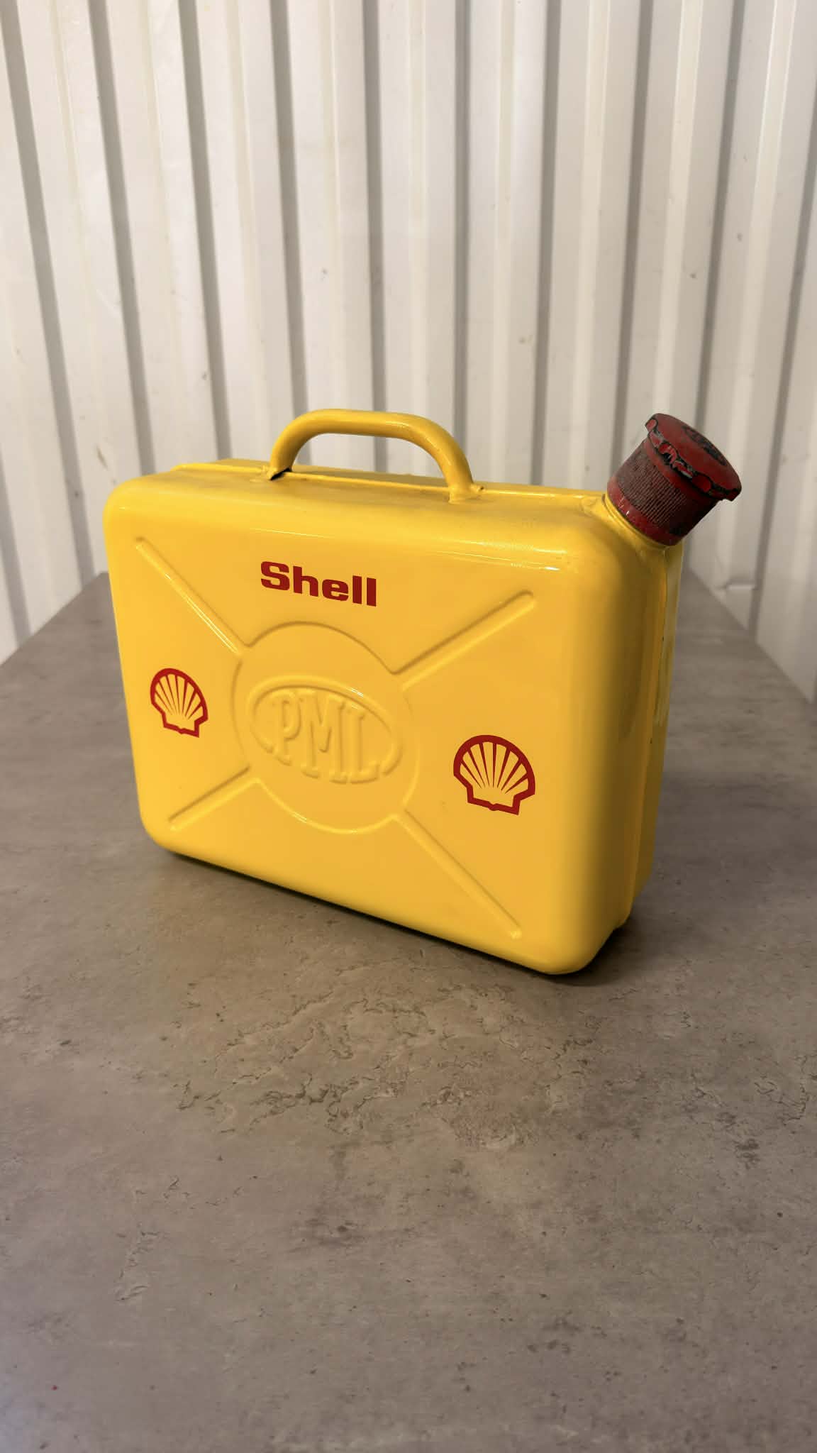 Bensindunk i plast från Shell, av märket DRH Customs, visar dunkens öppning och handtag.