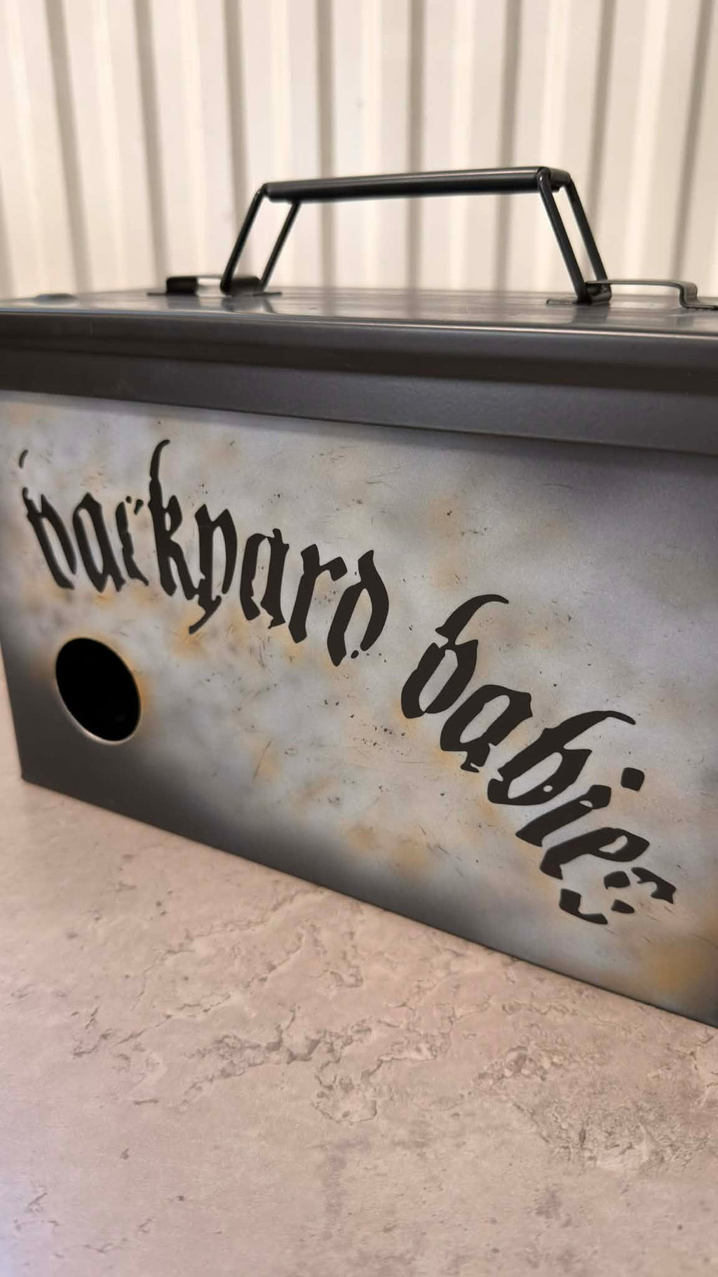 Ammunitionslåda av metall från DRH Customs formad som en vinbox med Backyard Babies mönster.