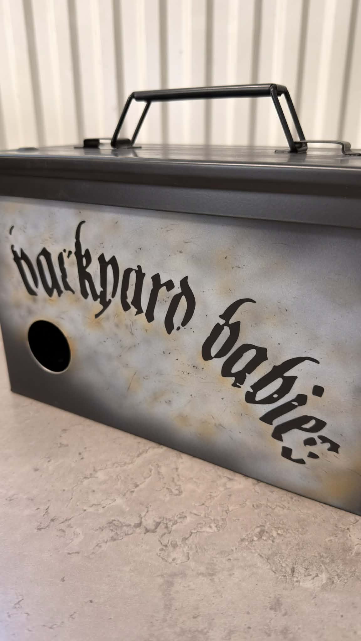 Ammunitionslåda av metall från DRH Customs formad som en vinbox med Backyard Babies mönster.