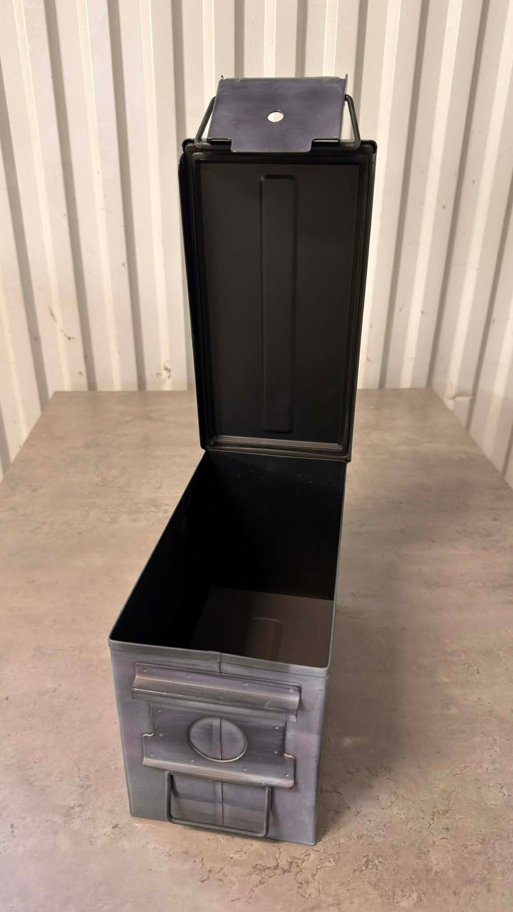 Ammunitionslåda i vinbox-stil från DRH Customs med Motörhead-tryck, robust trädesign och metalldetaljer.