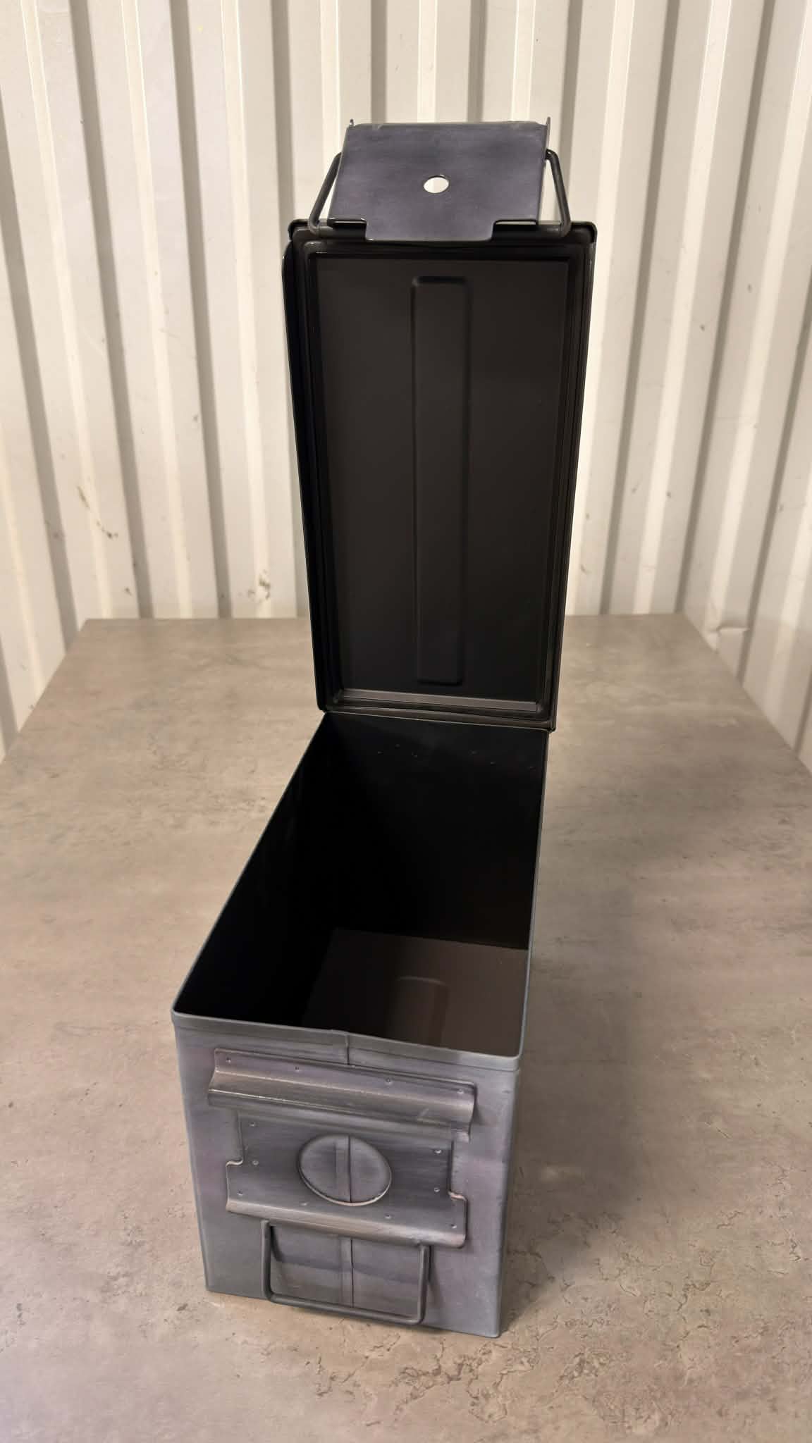 Ammunitionslåda i vinbox-stil från DRH Customs med Motörhead-tryck, robust trädesign och metalldetaljer.