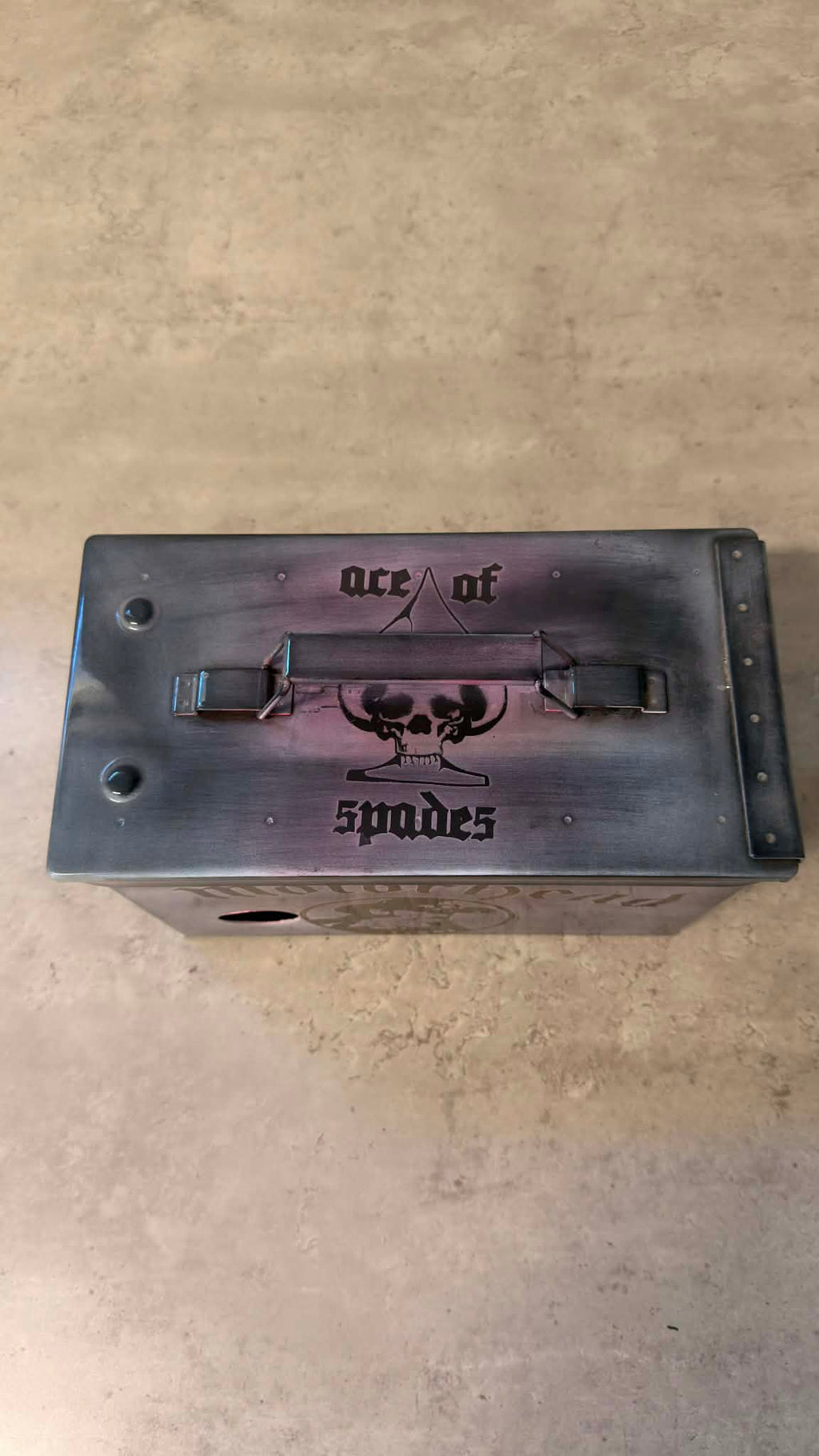 Ammunitionslåda i vinboxstil från DRH Customs med Motörhead-tryck, robust och unik för samlarentusiaster.