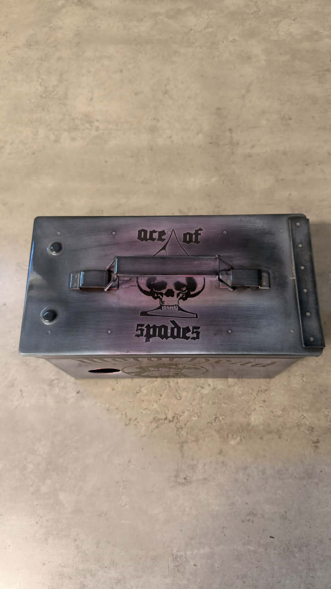 Ammunitionslåda i vinboxstil från DRH Customs med Motörhead-tryck, robust och unik för samlarentusiaster.