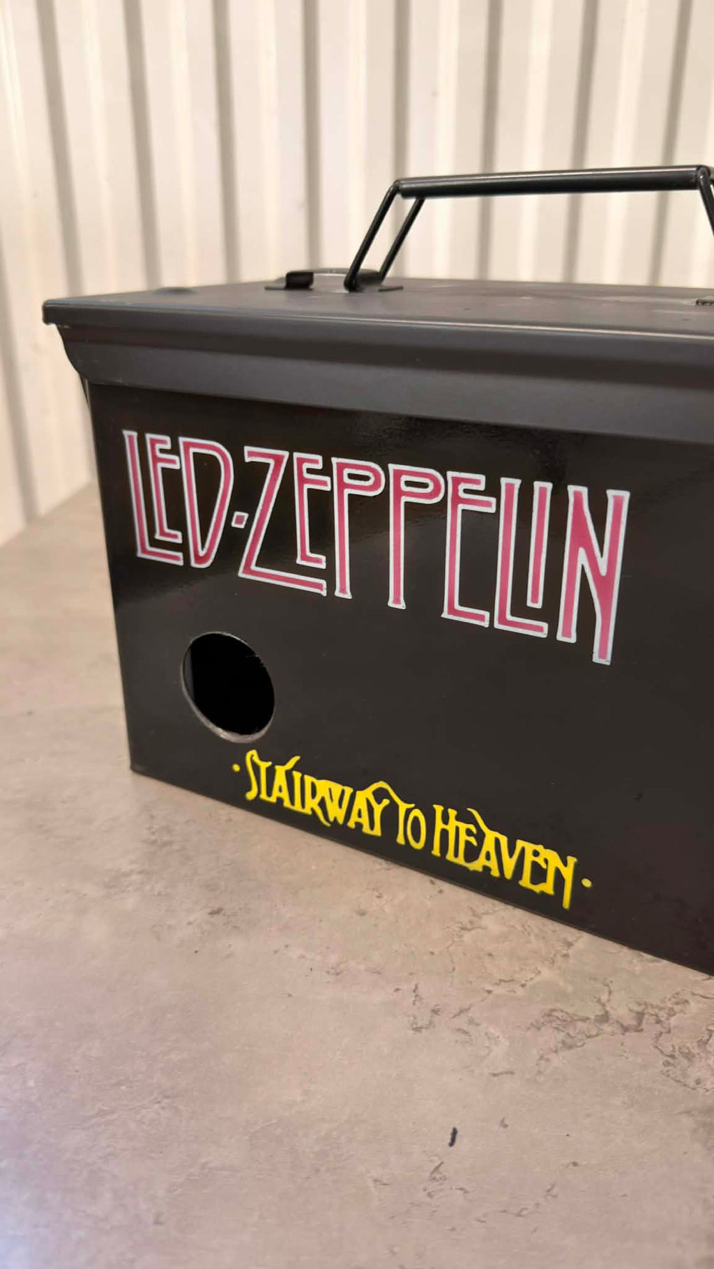 Ammunitionslåda i metall med Led Zeppelin vinbox-design från DRH Customs, robust och stilfull för förvaring.