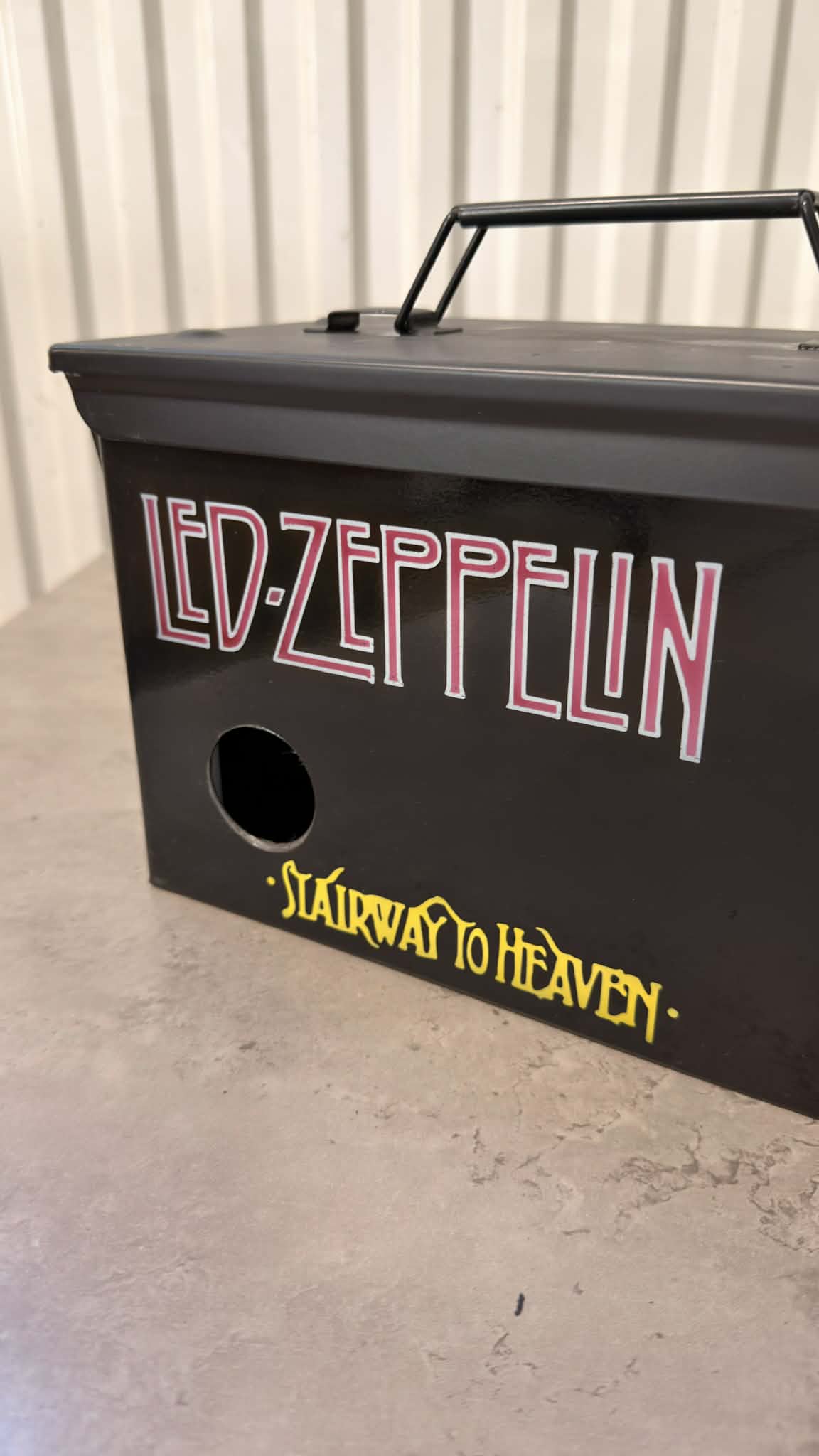 Ammunitionslåda i metall med Led Zeppelin vinbox-design från DRH Customs, robust och stilfull för förvaring.